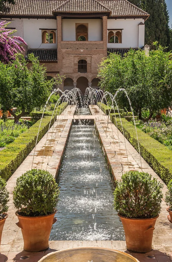 Patio de la Acequia au Generalife, photographié en 2012 ; aménagements et plantations ont connu des transformations.