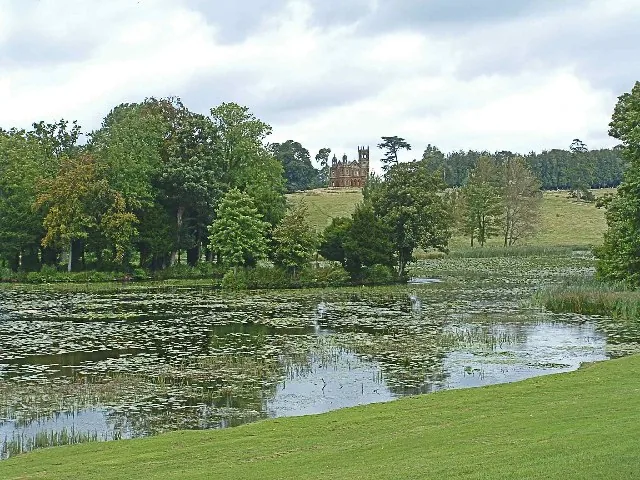Lac et composition paysagère de Stowe, dans le Buckinghamshire, photographiés à l'époque contemporaine.